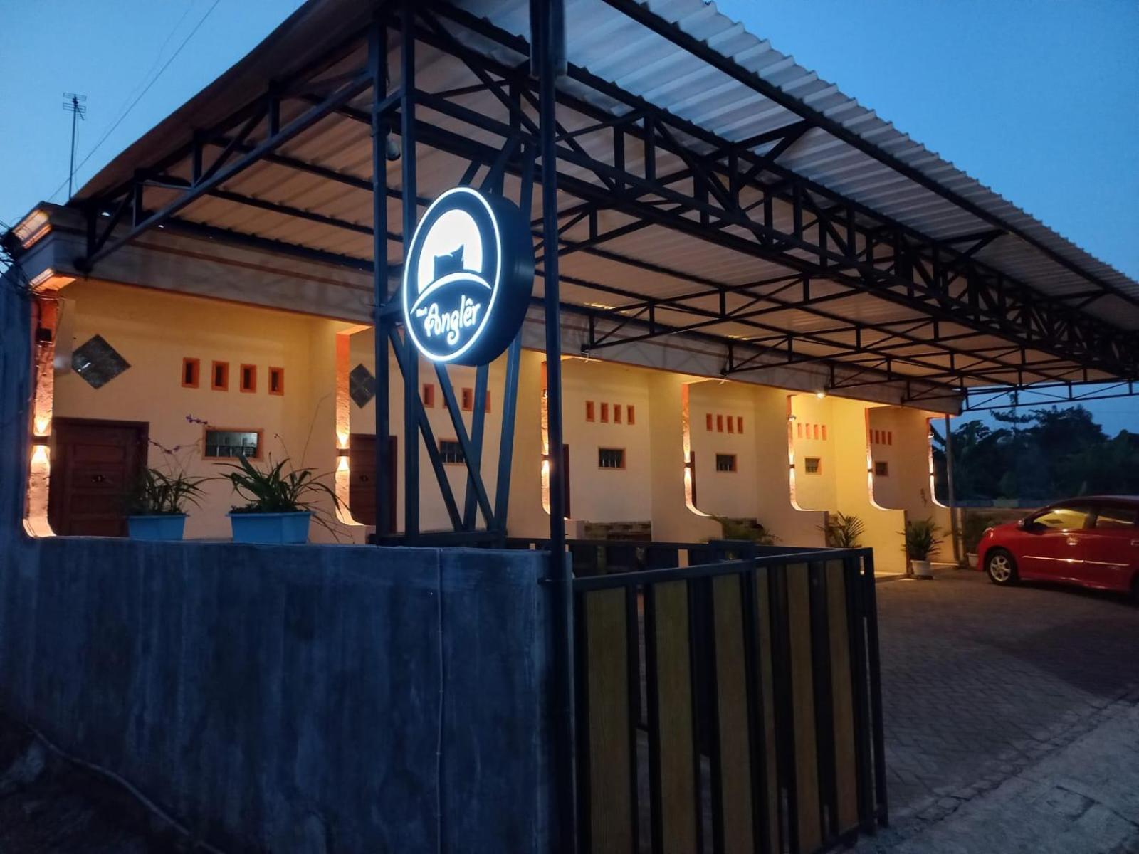 Angler Family Guest House Blitar Экстерьер фото